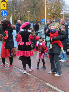 912292 Afbeelding van twee Pieten, assistenten van Sinterklaas, tijdens de intocht van de Sint op het begin van de ...
